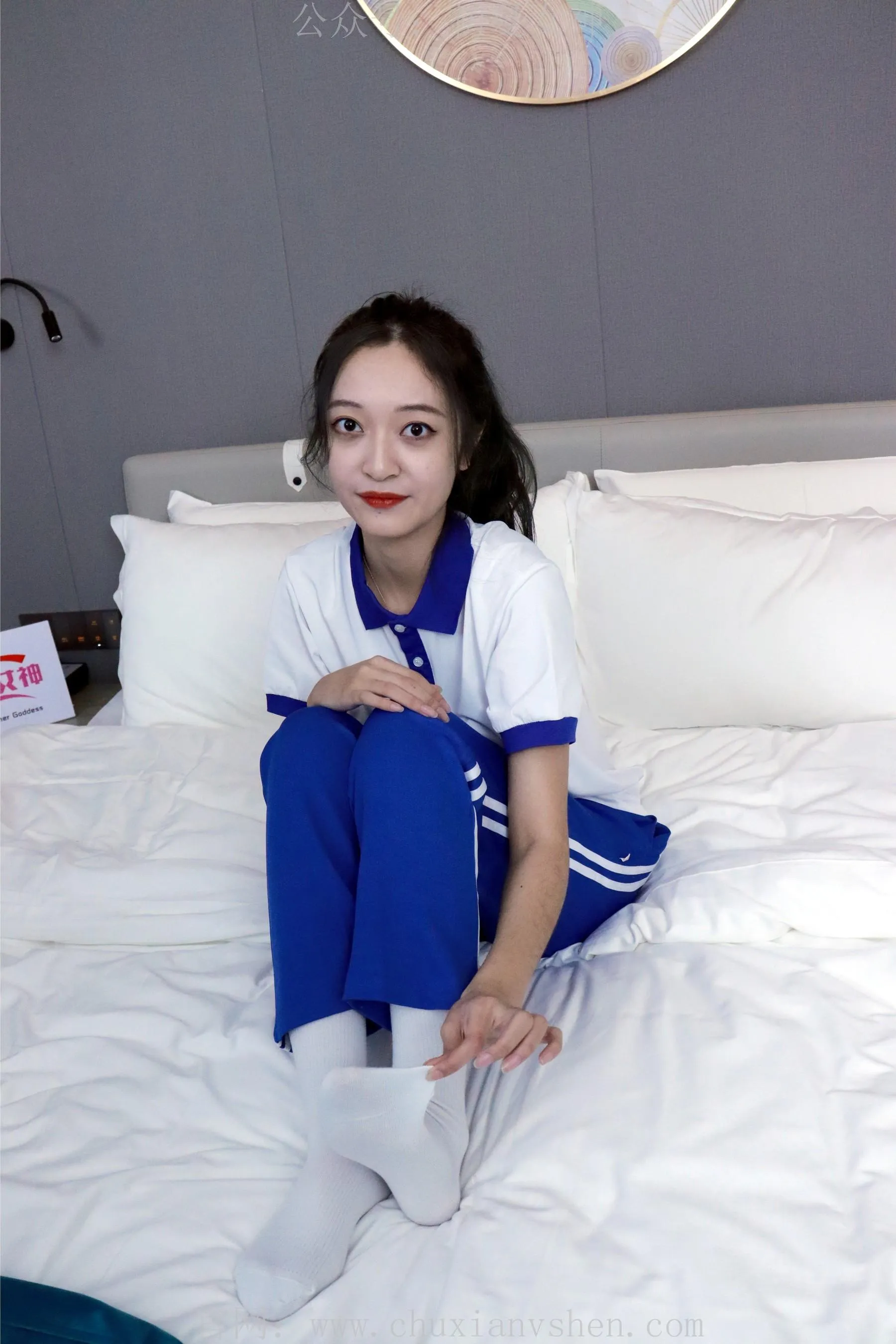 初夏女神 NO.001 依依校服搭配37码运动鞋拍摄 [126P]插图5